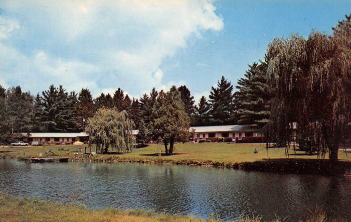 Tri-Terrace Motel - Old Postcard (newer photo)